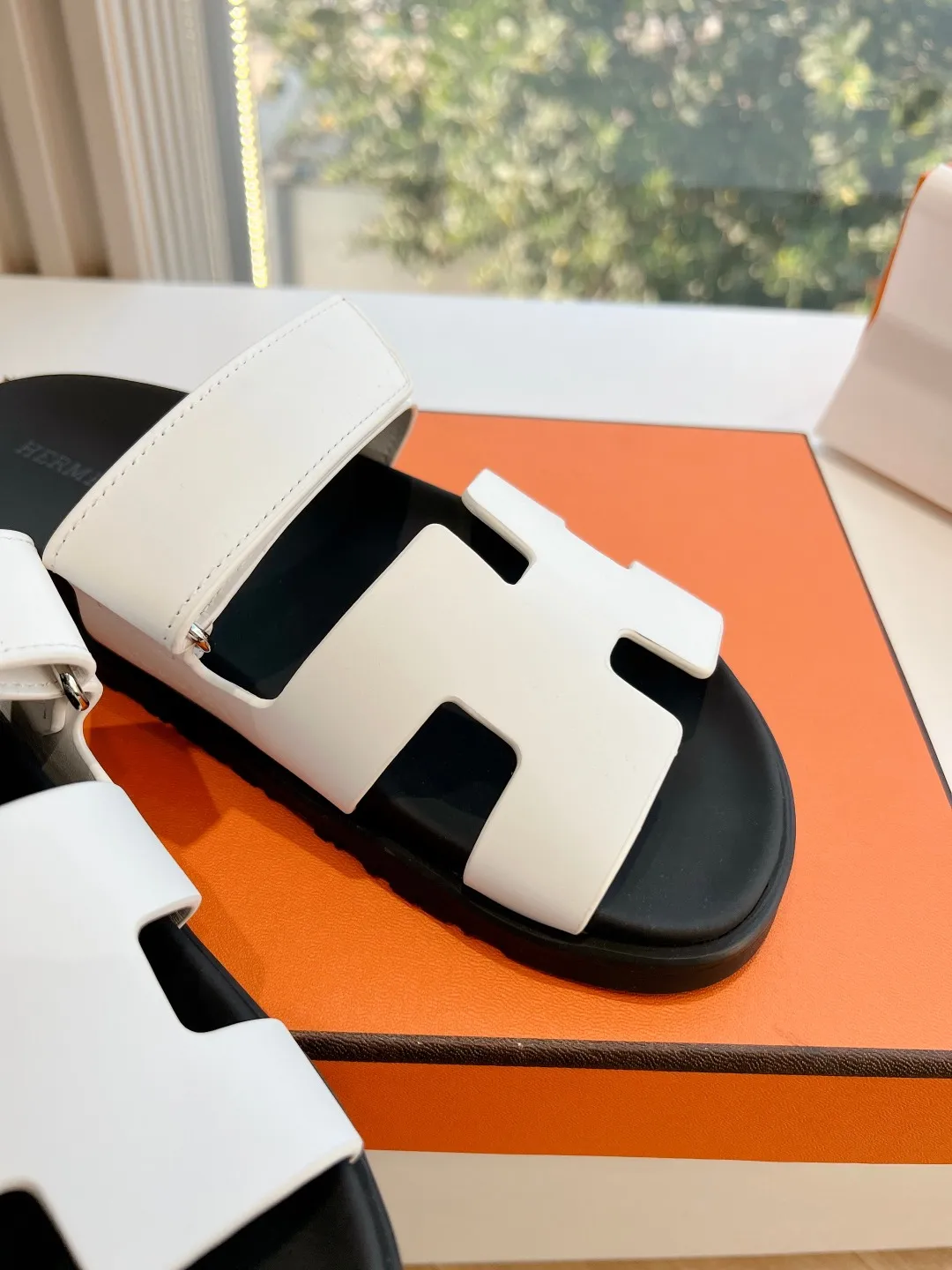 👟👟Ex-factory price 440👟👟 (Top version) H family 2024 spring and summer new style HERMES Hermes' recently popular couple's shoes, pig nose angle sandals and slippers, paired with various colorful socks, very trendy. Upper lining: imported original leather. Outsole: non-slip and wear-resistant outsole. Size: female 35-42 (40/42 non-returnable and non-exchangeable) Men’s size: 39-45 (45 is non-refundable and non-exchangeable)